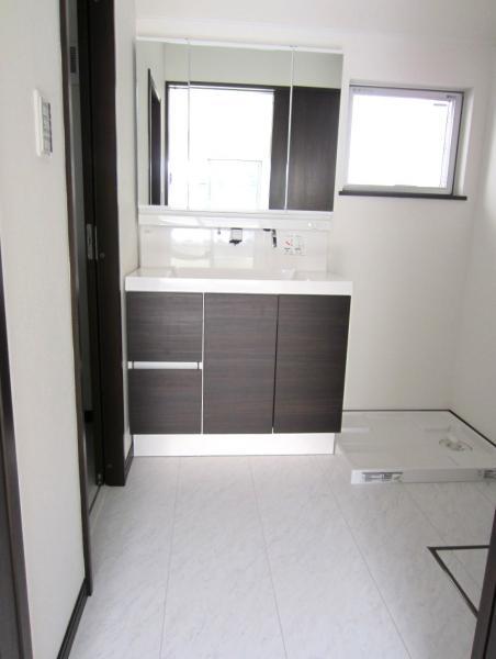 Wash basin, toilet. Wash basin