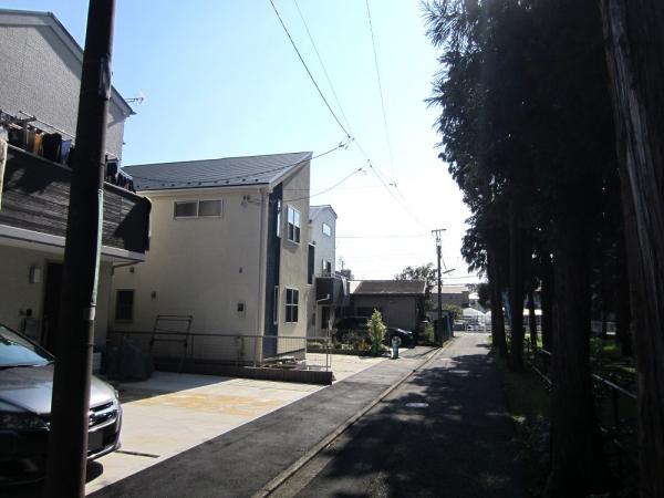 Local photos, including front road. Local front road