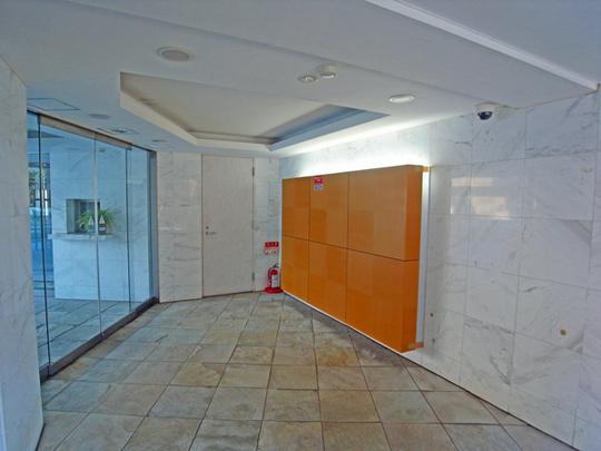 lobby. Neatly cleaned the lobby