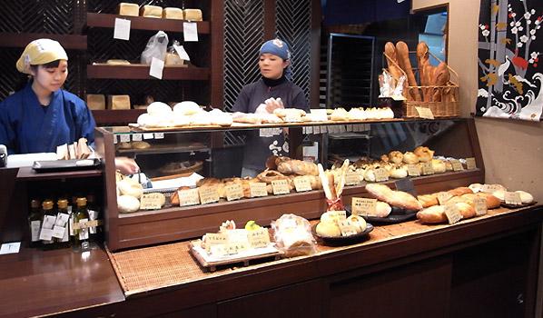 Streets around. Hamada house Japanese-style bakery shop was opened in 700m Shibuya Hikarie to (bakery shop). It does not look very bakery at first glance, but the store is full of unique bread.