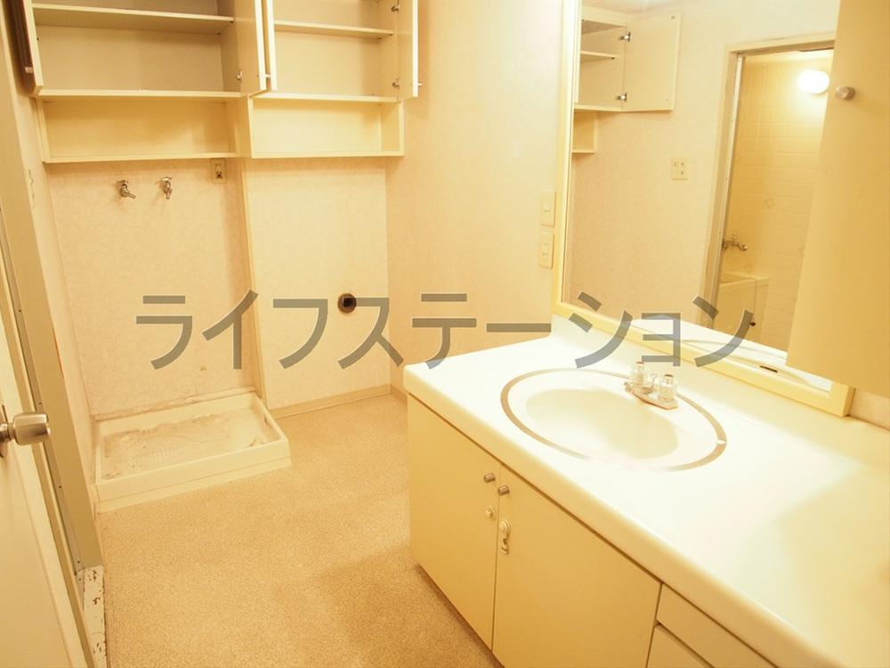 Wash basin, toilet. Local (November 28, 2013) Shooting Reform is before ☆