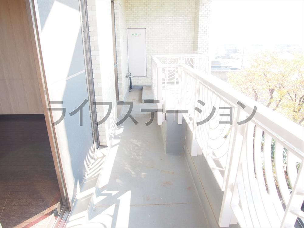 View photos from the dwelling unit. Local (November 28, 2013) Shooting