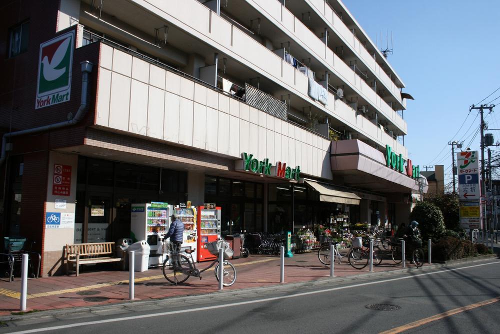 Supermarket. To York Mart 230m