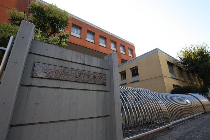 Junior high school. 896m to Setagaya Ward Tamagawa Junior High School