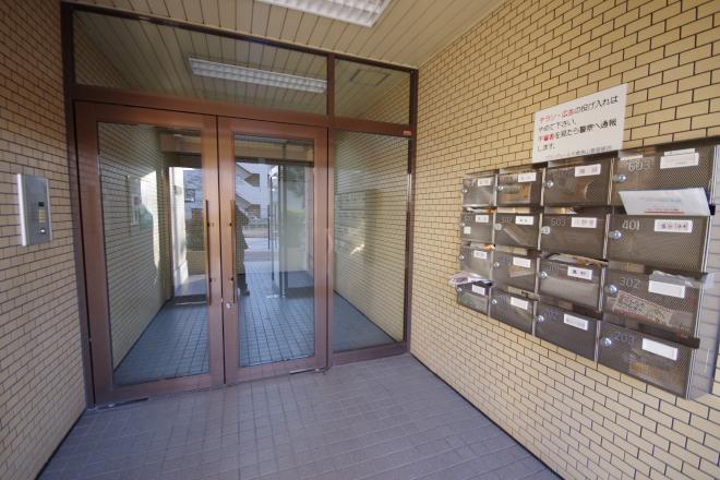 Entrance. Local (12 May 2013) Shooting