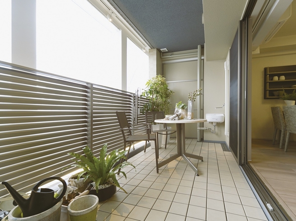 Balcony with depth and spacious living ・ You can enjoy a sense of unity with the dining. Because there is a slop sink, Handy, such as gardening and balconies of cleaning.