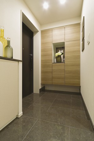 There is a window in the front door, It adopted the nature of the wind. Shoe box is installed with a functional and storage capacity, Guests will be greeted with a refreshing space.