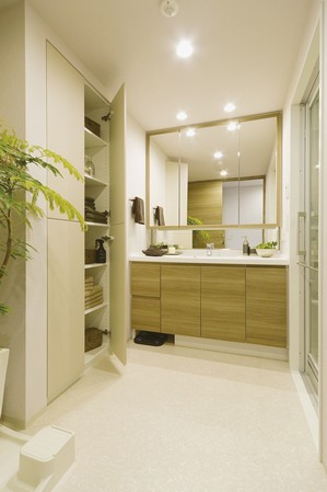 Directions to the model room (a word from the person in charge)