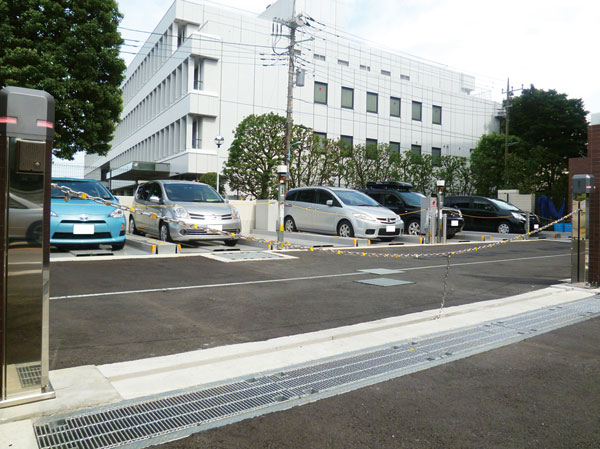 Security.  [Parking chain gate] At the entrance of the parking lot, Set up a chain gate to prevent other vehicles intrusion. Opening and closing of the gate, It can be operated by remote control from the car. (Same specifications)