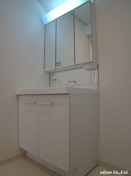 Wash basin, toilet. Indoor (12 May 2013) Shooting