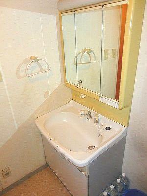 Wash basin, toilet. Wash basin