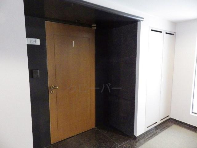 Other common areas. Sharing unit Entrance