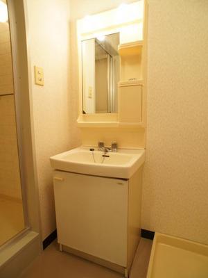 Washroom. Convenient independent wash basin equipped on the morning of the busy time zone!