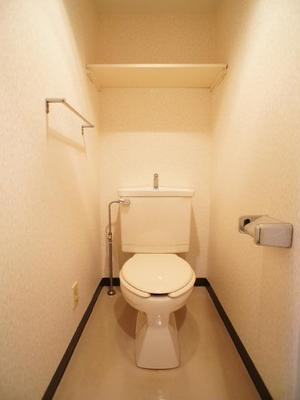 Toilet. Since the shelves are installed, Convenient ☆