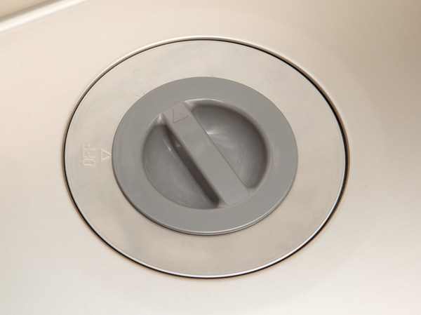 Kitchen.  [disposer] Garbage was crushed with a single switch, The disposer to flow through an apartment underground treatment tank with water have been standard installation.