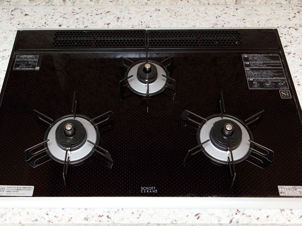 Kitchen.  [Glass top gas stove] Germany ・ Adopt a glass top gas stove of the shot, Inc.. Is a high-grade type of gas stove equipped with the beauty and variety of functions.
