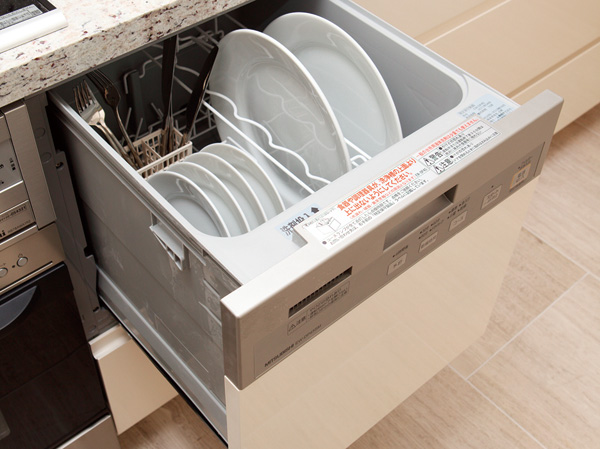 Kitchen.  [Built-in dishwasher dryer] Quiet and energy-saving Mitsubishi Electric Co., Ltd. built-in dish washing and drying machine was standard installation. (The plan has been that the AEG manufactured products)