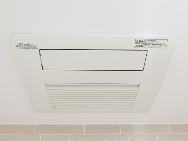 Bathing-wash room.  [Bathroom ventilation dryer] Effective drying function to mold prevention of drying and bathroom laundry, Also equipped with a heating function to enjoy a comfortable bath time in the cold season.