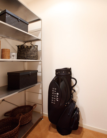 Receipt.  [Storeroom] From household goods such as a vacuum cleaner to frequently out in the everyday, It has been adopted by many of the plan useful large storage space to store your seasonal clothing.