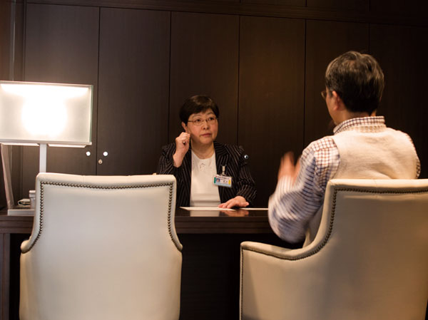 Variety of services.  ["Medical cooperation service" with the Japanese Red Cross Medical Center] From 9:00 AM every Saturday until noon, Hiroo Garden nurse from the Japanese Red Cross Medical Center in the "medical consultation counter" that is installed in the forest were dispatched one person, Segment owner in the Hiroo Garden Forest, Members of the resident direct health consultation and the first medical examination reservation reception (except for some department), You can make reservations for a complete medical checkup. (Medical consultation counter / March 2009 shooting)
