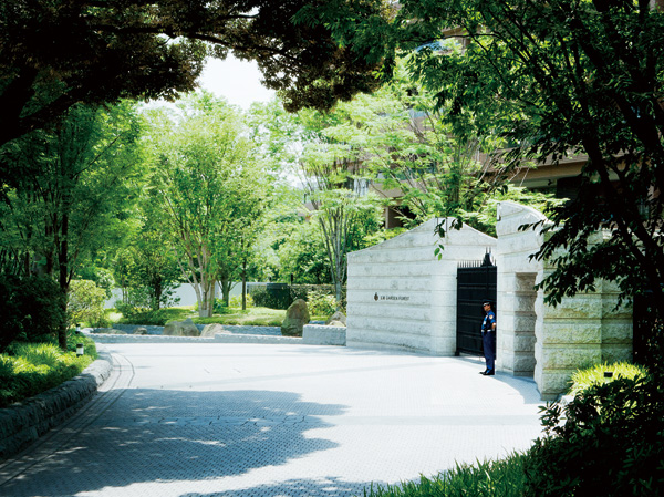 Security.  [Wrapped in gate, Town to foster peace] Hiroo Garden Forest to the birth of camellia Residence, Aiming an ideal image of urban housing, Achieve a green city on the inside of the gate on top of the hill Hiroo. Protect the entire vast site with advanced security systems and human eye, We created a separate area. Inside beyond the gate, Is nurtured ties that this town own community. (Grand gate / July 2011 shooting)