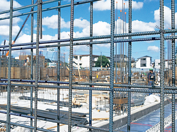 Building structure.  [Double reinforcement] Even in reinforced concrete apartment, There is a difference in the structure, Also different strength and durability of the level. In the case of "Hiroo Garden Forest camellia Residence", Wall or floor ・ In the process of assembling a rebar of roof surface in a grid pattern, It is double reinforcement to partner the rebar to double. (Reference photograph)