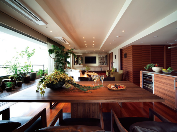 Room and equipment. Spacious living more than 29 tatami mats ・ dining. Spread a wide balcony of approximately 18m to the south (including the outdoor unit yard), Full of overwhelming sense of openness. About 2.4m ~ 2.6m high ceilings (LD · Western-style) is exudes a pleasant sense of openness.