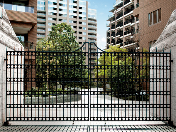Buildings and facilities. The aim of the ideal of urban housing, Site a whole create a "gated community" guarded independent area in the security system and the human eye of advanced. To stone ground gate with a profound feeling is, Guards resident for 24 hours, For us to see a peace of mind every day. (Grand Gate) ※ About 180m from the camellia Residence Entrance. April 2011 shooting