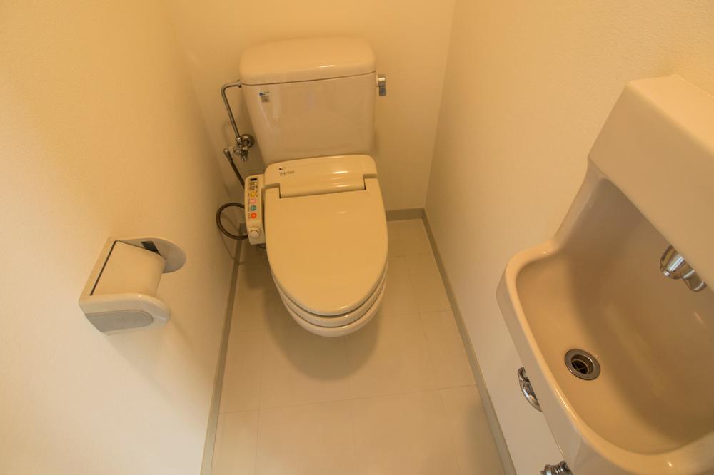 Toilet. Indoor (12 May 2013) Shooting