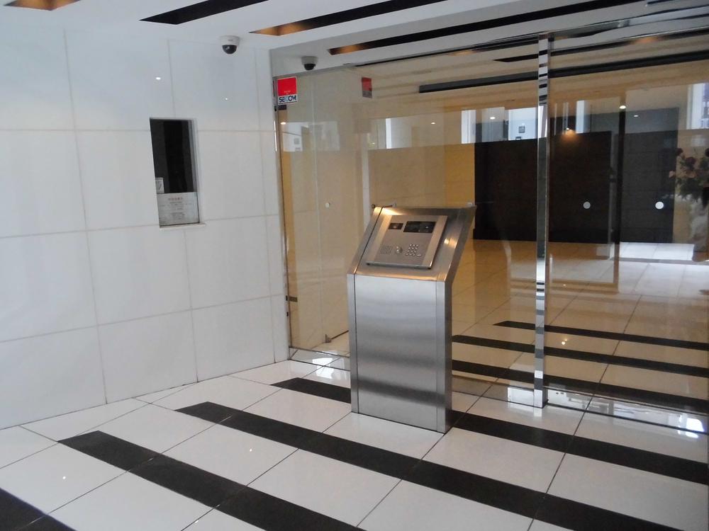 Entrance. Common areas