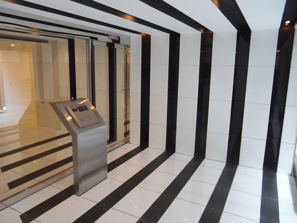 Entrance. Common areas
