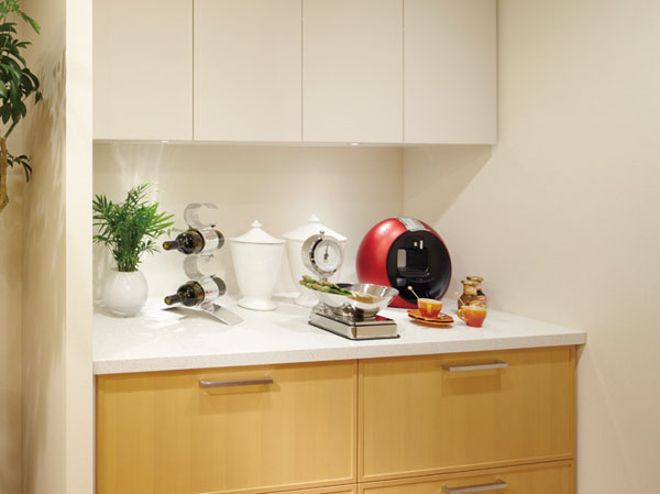 Kitchen.  [Cupboard] Cupboard with a hanging cupboard and back counter. Shelf board is also useful for storage of large tableware and cooking utensils in the movable.