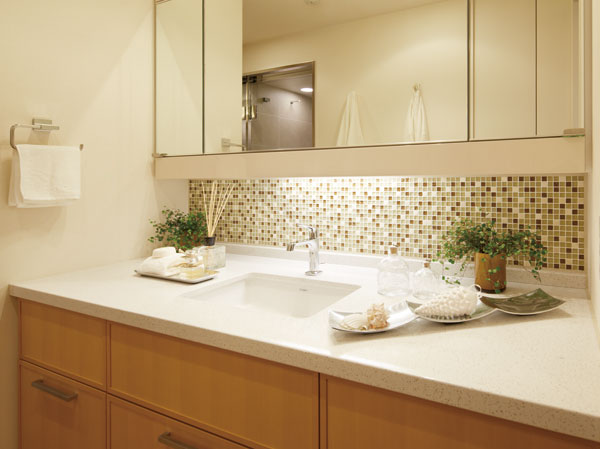 Bathing-wash room.  [Vanity room] The lower part of the wall of the large triple mirror subjected to a mosaic tile finish, It was to create a sophisticated space. further, Storage Ya that employs a soft-close function, Towel ring of simple design, etc., Ease of use also pursue.