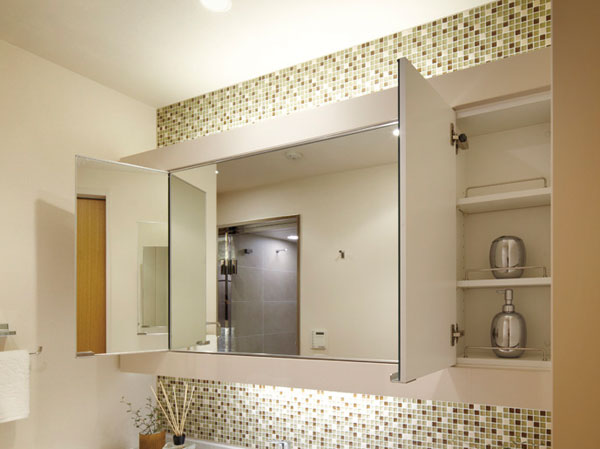 Bathing-wash room.  [Large three-sided mirror] It installed a large mirror that can be used as a three-sided mirror to open the left and right of the mirror. It was provided with a storage space, such as a vanity tool to Kagamiura.