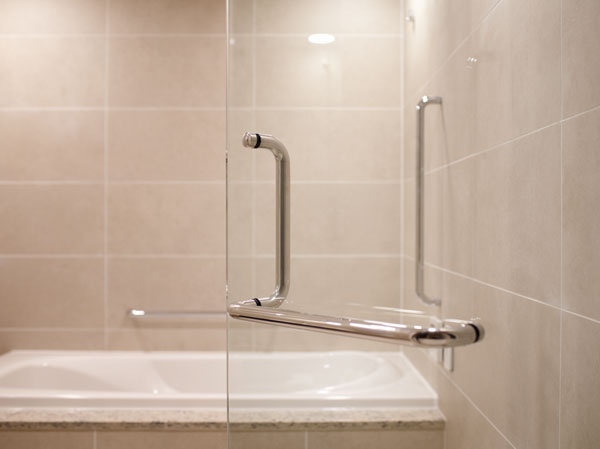 Bathing-wash room.  [Transparent tempered glass door] Glass door full of airy, Has the ability to fixed in the open position and the ability to close automatically at an angle of 80 degrees.