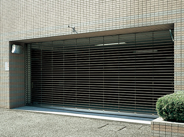 Security.  [Grill shutter] The approach to the parking lot, Adopt a grill shutter to open and close with a dedicated remote control. To achieve out of smooth car, We consider the crime prevention. (Same specifications)