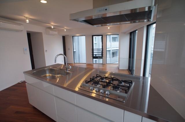 Kitchen. 4-neck gas stove