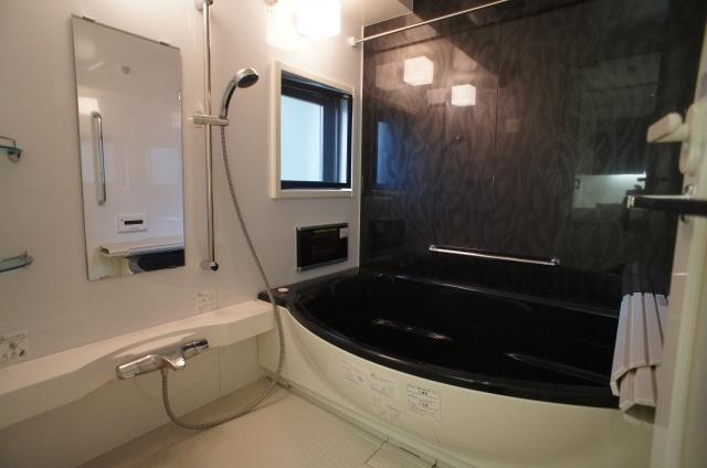 Bathroom. 1618 size of the bathroom Soothing colors With bathroom ventilation dryer Bathroom TV monitor Yes