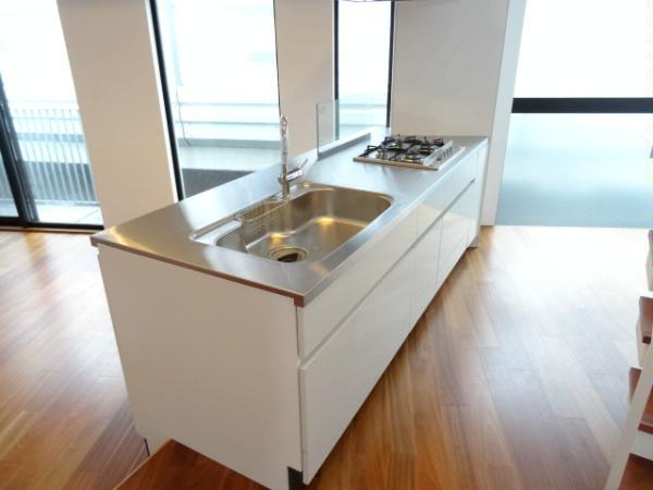 Kitchen. Immediate Available 						 / 							2 along the line more accessible 						 / 							LDK18 tatami mats or more 						 / 							Super close 						 / 							System kitchen 						 / 							Bathroom Dryer 						 / 							Corner dwelling unit 						 / 							Yang per good 						 / 							Share facility enhancement 						 / 							All room storage 						 / 							Flat to the station 						 / 							A quiet residential area 						 / 							top floor ・ No upper floor 						 / 							24 hours garbage disposal Allowed 						 / 							Washbasin with shower 						 / 							Face-to-face kitchen 						 / 							Security enhancement 						 / 							2 or more sides balcony 						 / 							Southeast direction 						 / 							Bicycle-parking space 						 / 							Elevator 						 / 							Otobasu 						 / 							High speed Internet correspondence 						 / 							Warm water washing toilet seat 						 / 							The window in the bathroom 						 / 							TV monitor interphone 						 / 							Ventilation good 						 / 							All living room flooring 						 / 							Walk-in closet 						 / 							Or more ceiling height 2.5m 						 / 							water filter 						 / 							BS ・ CS ・ CATV 						 / 							Maintained sidewalk 						 / 							roof balcony 						 / 							Flat terrain 						 / 							Floor heating 						 / 							Delivery Box