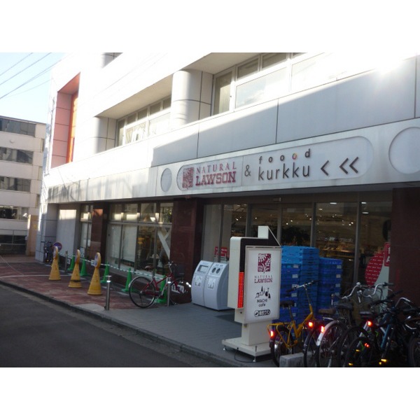 Convenience store. Natural Lawson Jingu Outer Gardens Nishiten (convenience store) to 104m