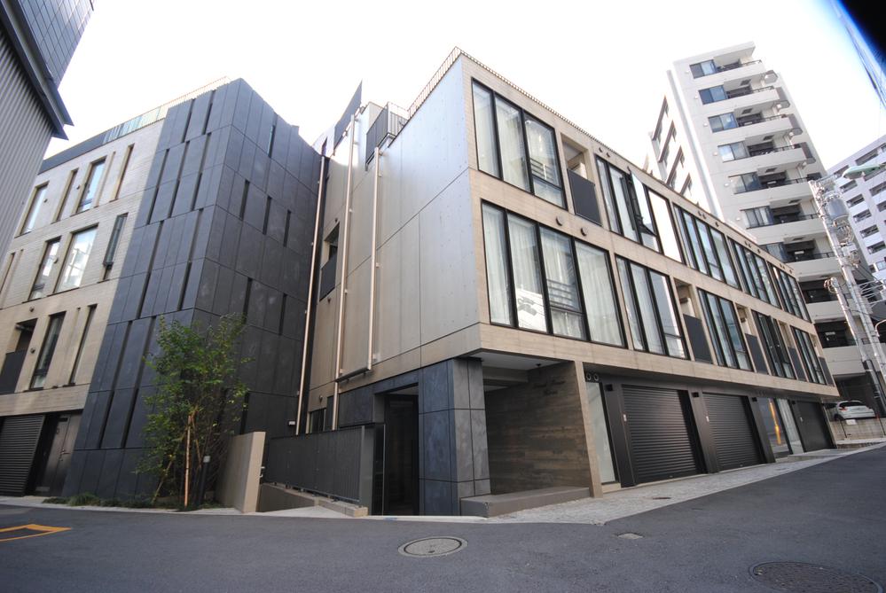 Local appearance photo. Low-rise luxury apartment