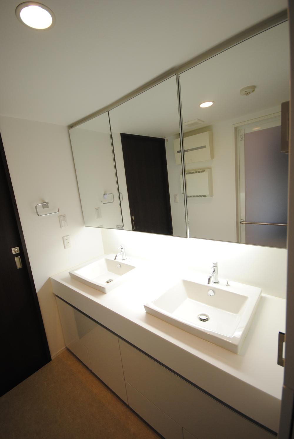 Wash basin, toilet. Local (10 May 2013) Shooting