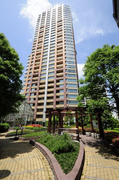 Local appearance photo. Tower apartment standing as a flagship of the Shibuya area