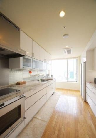 Kitchen. 9.1 Pledge spacious kitchen