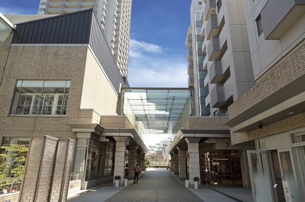 Daikanyama address that was directly connected to the Daikanyama Station ・ Decepticon (about 810m) is, Including shops, Urban complex facilities such as sports plaza and parks gathered. Many trendy shops in this neighborhood, Also I'm looking forward to go out to dinner and shopping