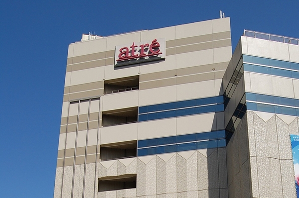 "Ebisu" station building in the station yard ・ Atre Ebisu. A variety of shops and restaurants in from the first floor of the seventh floor, There is such as culture school. Also Ishii Super Seijo located on the third floor is open until 11pm, It is convenient for shopping at the time of returning home