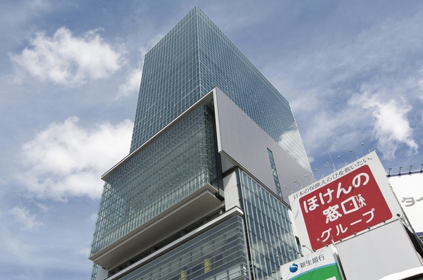 Shibuya was born in Shibuya Station East Hikarie (about 1.4km) is, Including the Tokyu department store, Various eateries, Complex commercial facilities, such as musical theater has entered. Shibuya Station around with this Hikarie from local, It has become a living area also within walking