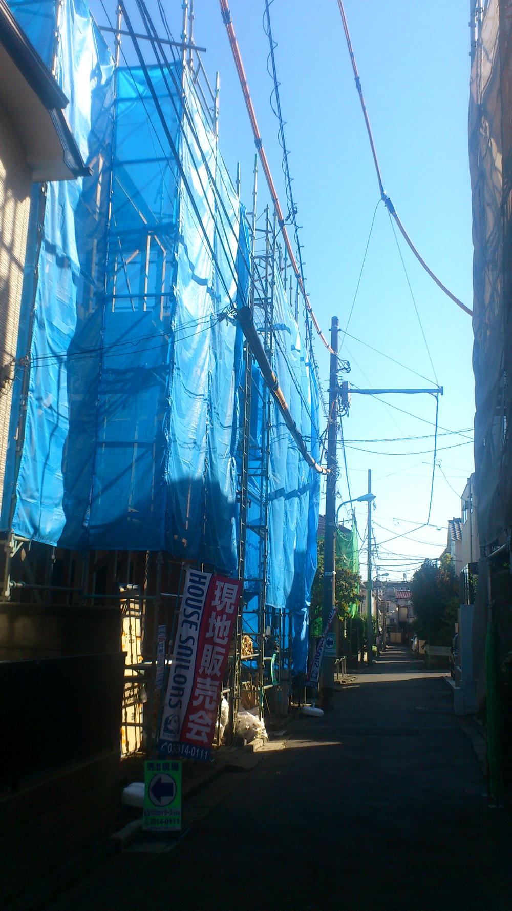 Local photos, including front road. Local (10 May 2013) Shooting Convenient living environment of the shopping facility enhancement.