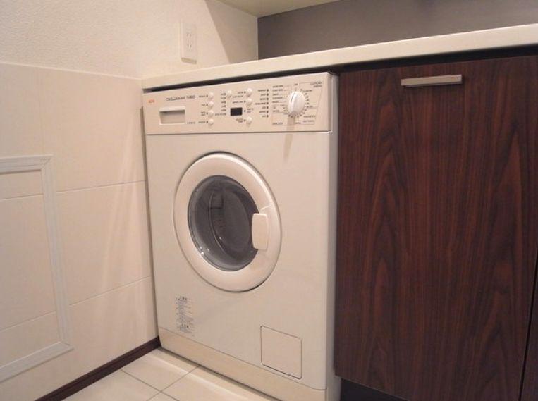 Wash basin, toilet. Washing machine