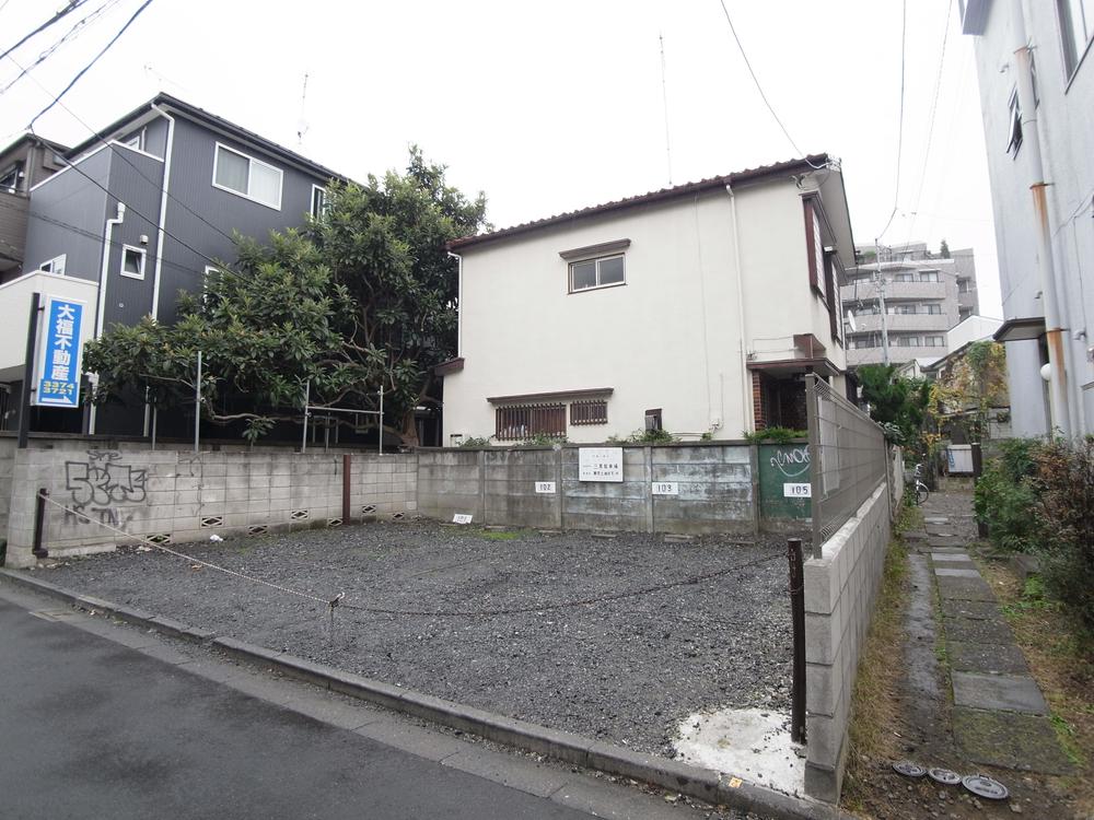 Local photos, including front road. Local (11 May 2013) Shooting